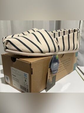 NIB Women’s Toms shoes size 8
